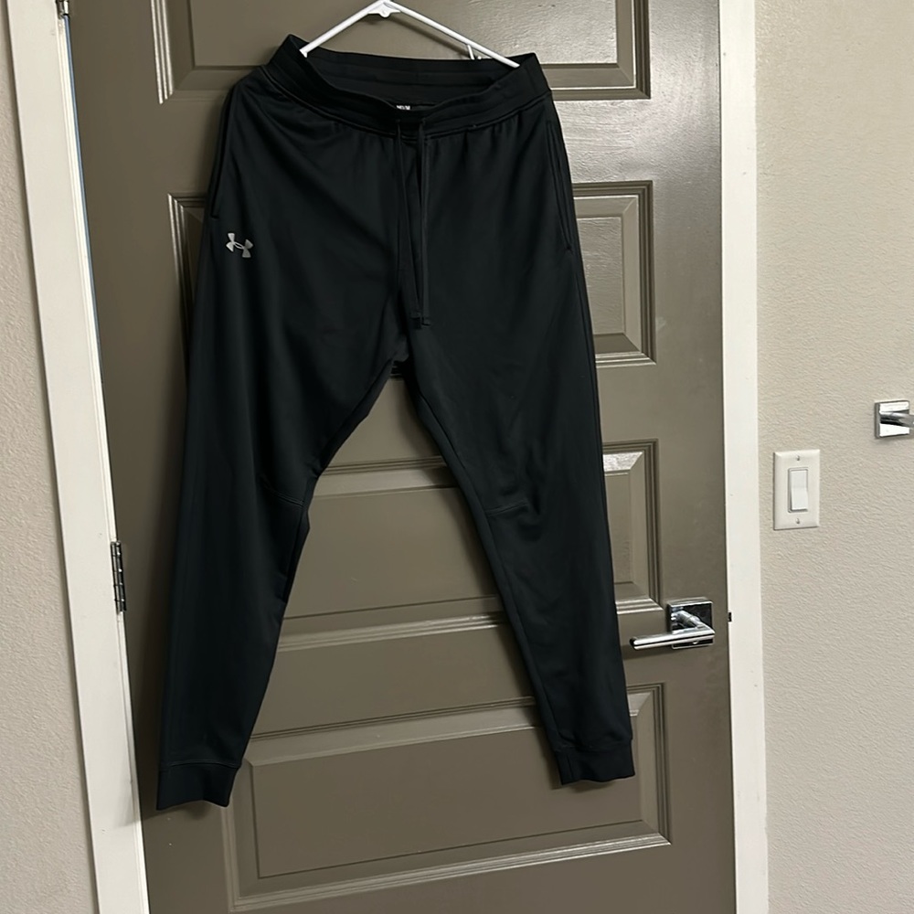Men’s medium sized under armour jogger pants. Fairly worn.